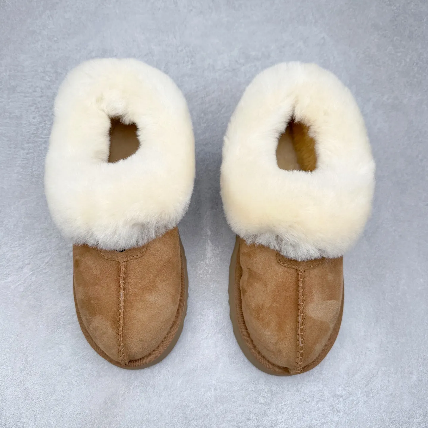 Pick up locally 💰520 UGG 4810H Tatsu special thick-soled autumn and winter sheep fur integrated snow boots. All shoes are made of ZP same factory. Longfeng A-grade Australian imported sheep fur integrated brand OEM production line. Fully follow the ZP process. OEM original pattern maker. Adhering to the principle of no original shoes and no development selection. Pay attention to every detail. The most authentic version on the market TREADLITE "Light Wing" technology outsole Lightweight/durable/flexible/pile size: 35 36 37 38 39 40 Coding: by2936070